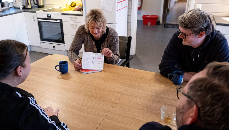 Liv Taraldsen gir kollegene innføring i bruk av Fagforbundets syvende sans. Hun mener at det har blitt for mye mobilbruk i boligen og at det går ut over samholdet på jobb. Ved siden av henne sitter vernepleier Jonas Aavik. Liv Taraldsen gir kollegene innføring i bruk av Fagforbundets syvende sans. Hun mener at det har blitt for mye mobilbruk i boligen og at det går ut over samholdet på jobb. Ved siden av henne sitter vernepleier Jonas Aavik.