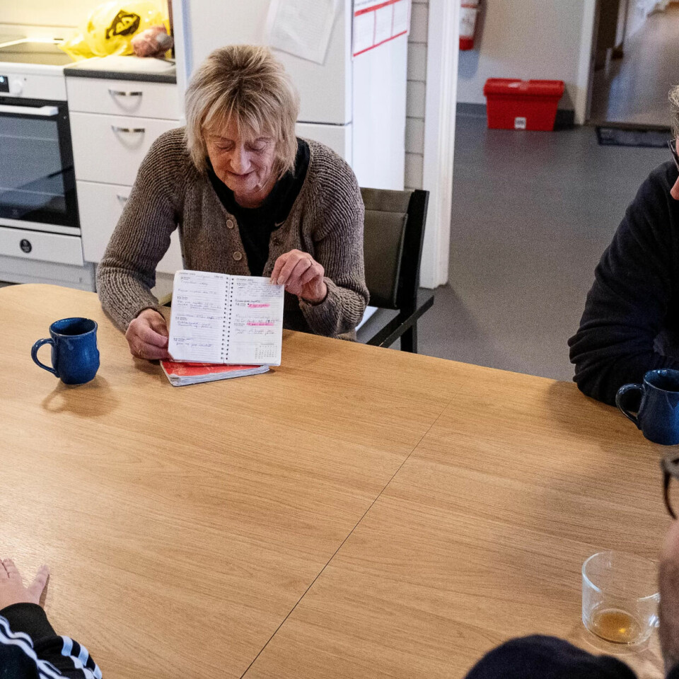 Liv Taraldsen gir kollegene innføring i bruk av Fagforbundets syvende sans. Hun mener at det har blitt for mye mobilbruk i boligen og at det går ut over samholdet på jobb. Ved siden av henne sitter vernepleier Jonas Aavik. Liv Taraldsen gir kollegene innføring i bruk av Fagforbundets syvende sans. Hun mener at det har blitt for mye mobilbruk i boligen og at det går ut over samholdet på jobb. Ved siden av henne sitter vernepleier Jonas Aavik.
