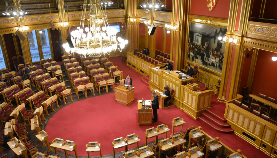 MAKTENS SENTRUM: 800 ganger er sykepleiere nevnt i innlegg fra talerstolen på Stortinget. Helsefagarbeidere er bare nevnt 383 ganger. MAKTENS SENTRUM: 800 ganger er sykepleiere nevnt i innlegg fra talerstolen på Stortinget. Helsefagarbeidere er bare nevnt 383 ganger.
