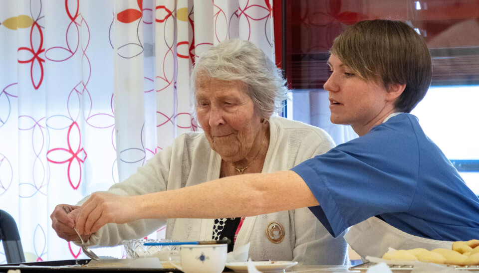 BRUNE PINNER: PÅ avdelingene rundt omkring på Løten Helsehus baker de ansatte julekaker sammen med beboerne. Her er det Randi Kristiansen og helsefagarbeider Helene Skrårudsether som sørger for noe godt til kaffen i romjula. BRUNE PINNER: PÅ avdelingene rundt omkring på Løten Helsehus baker de ansatte julekaker sammen med beboerne. Her er det Randi Kristiansen og helsefagarbeider Helene Skrårudsether som sørger for noe godt til kaffen i romjula.