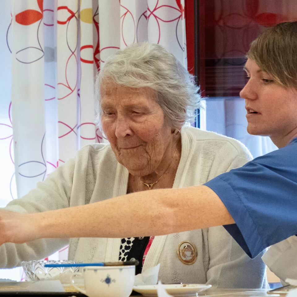 BRUNE PINNER: PÅ avdelingene rundt omkring på Løten Helsehus baker de ansatte julekaker sammen med beboerne. Her er det Randi Kristiansen og helsefagarbeider Helene Skrårudsether som sørger for noe godt til kaffen i romjula. BRUNE PINNER: PÅ avdelingene rundt omkring på Løten Helsehus baker de ansatte julekaker sammen med beboerne. Her er det Randi Kristiansen og helsefagarbeider Helene Skrårudsether som sørger for noe godt til kaffen i romjula.