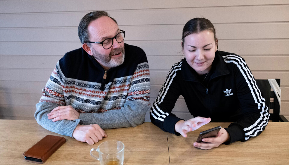 Tillitsvalgt Rune Ellefsen og miljøterapeut Paulina Rachmanczuk er åpne for å lage noen regler når det gjelder bruk av telefonen inne hos beboerne. Tillitsvalgt Rune Ellefsen og miljøterapeut Paulina Rachmanczuk er åpne for å lage noen regler når det gjelder bruk av telefonen inne hos beboerne.