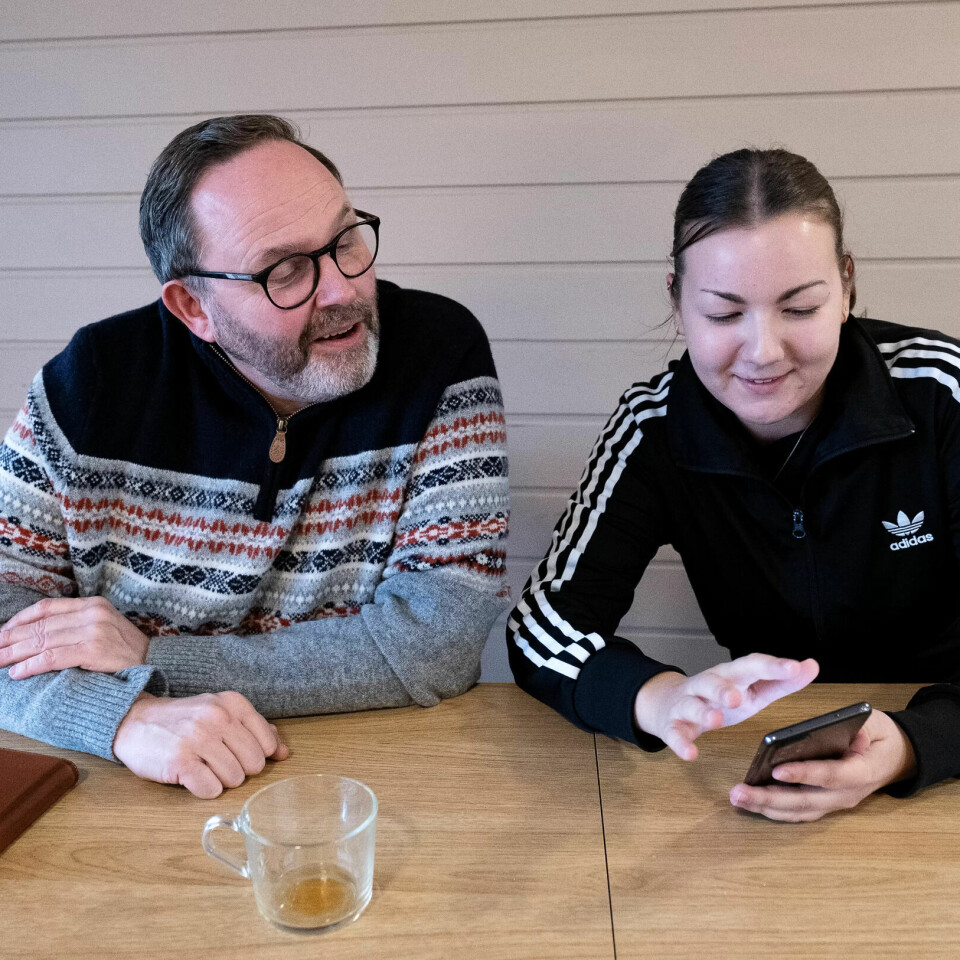 Tillitsvalgt Rune Ellefsen og miljøterapeut Paulina Rachmanczuk er åpne for å lage noen regler når det gjelder bruk av telefonen inne hos beboerne. Tillitsvalgt Rune Ellefsen og miljøterapeut Paulina Rachmanczuk er åpne for å lage noen regler når det gjelder bruk av telefonen inne hos beboerne.