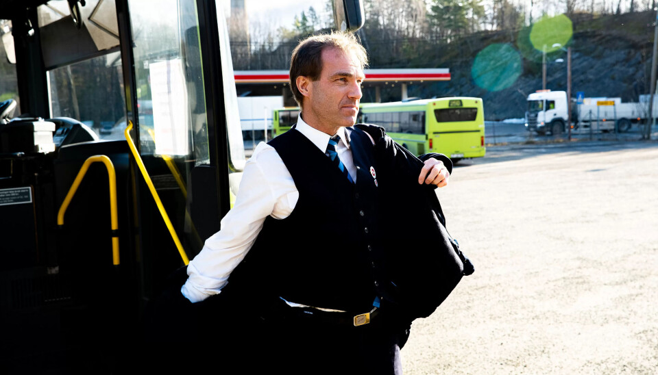 STEMTE NEI: Hvordan skal vi noen gang nærme oss industriarbeiderlønn uten å få mer enn rammene fra frontfaget, spør bussjåfør Øyvind Selnes. Han stemte nei til årets oppgjør, men endte i mindretall. STEMTE NEI: Hvordan skal vi noen gang nærme oss industriarbeiderlønn uten å få mer enn rammene fra frontfaget, spør bussjåfør Øyvind Selnes. Han stemte nei til årets oppgjør, men endte i mindretall.