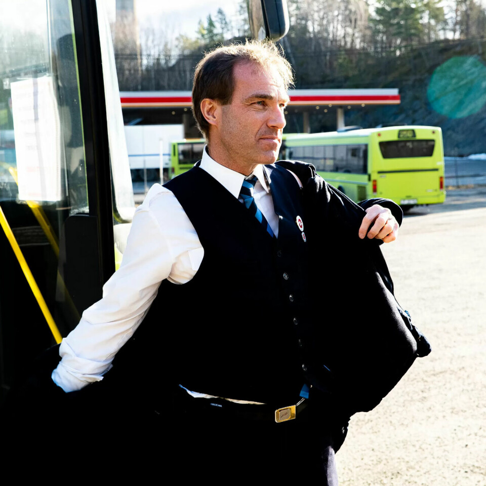 STEMTE NEI: Hvordan skal vi noen gang nærme oss industriarbeiderlønn uten å få mer enn rammene fra frontfaget, spør bussjåfør Øyvind Selnes. Han stemte nei til årets oppgjør, men endte i mindretall. STEMTE NEI: Hvordan skal vi noen gang nærme oss industriarbeiderlønn uten å få mer enn rammene fra frontfaget, spør bussjåfør Øyvind Selnes. Han stemte nei til årets oppgjør, men endte i mindretall.