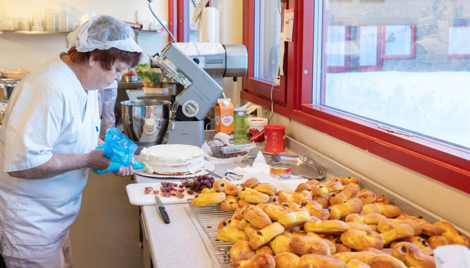 JULEKAKENE BLIR TIL: Kjøkkenassistent Karin Halbakken har bakt lussekatter og konfektkaker i flere timer på morgenkvisten. JULEKAKENE BLIR TIL: Kjøkkenassistent Karin Halbakken har bakt lussekatter og konfektkaker i flere timer på morgenkvisten.
