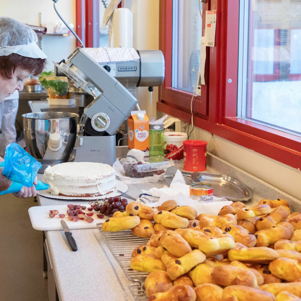 JULEKAKENE BLIR TIL: Kjøkkenassistent Karin Halbakken har bakt lussekatter og konfektkaker i flere timer på morgenkvisten. JULEKAKENE BLIR TIL: Kjøkkenassistent Karin Halbakken har bakt lussekatter og konfektkaker i flere timer på morgenkvisten.