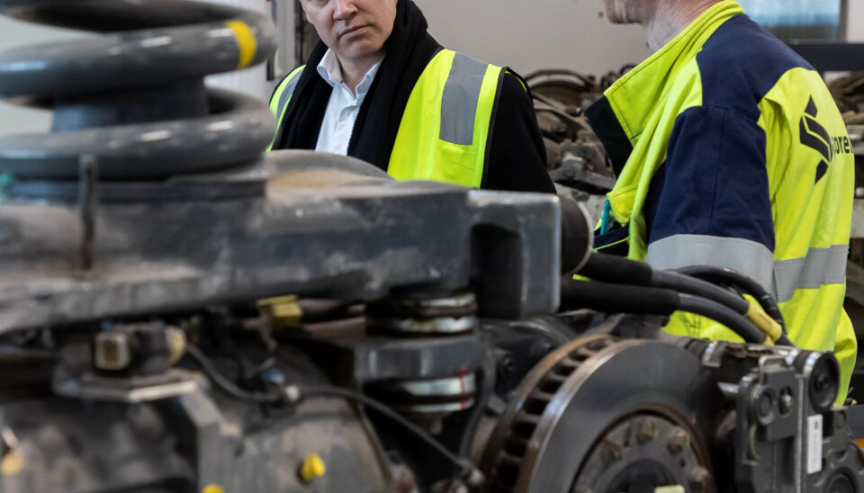 DETALJER: Mekaniker Harald Jeppesen forklarer om detaljene. Flere tusen data kommer inn på hver trikk daglig, for eksempel hvor mange ganger dørene har gått opp og igjen. DETALJER: Mekaniker Harald Jeppesen forklarer om detaljene. Flere tusen data kommer inn på hver trikk daglig, for eksempel hvor mange ganger dørene har gått opp og igjen.