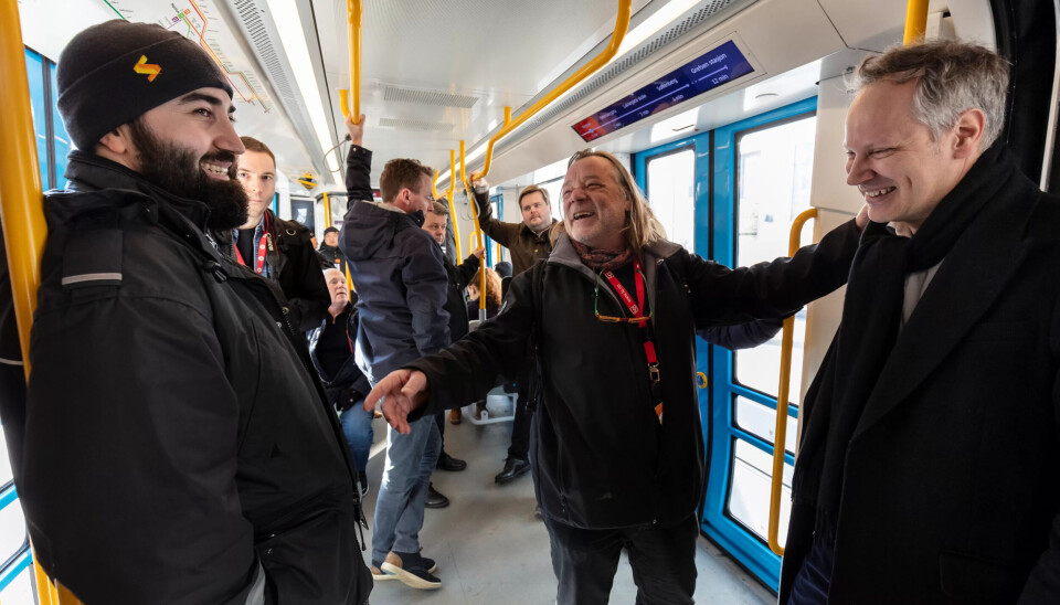 KONTROLL: Kontrollør Islam Vangaev og OSA-leder Ola Floberg i samtale med Nygård om trygg kontroll i egenregi. KONTROLL: Kontrollør Islam Vangaev og OSA-leder Ola Floberg i samtale med Nygård om trygg kontroll i egenregi.