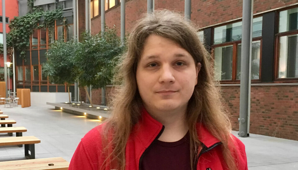 ET OMSORGSYRKE: Sykepleier Eskild Hustvedt vil gi omsorg til hele mennesket og mener at stellsituasjoner gir muligheter for å bli bedre kjent med pasientene bak diagnoser og medisiner. ET OMSORGSYRKE: Sykepleier Eskild Hustvedt vil gi omsorg til hele mennesket og mener at stellsituasjoner gir muligheter for å bli bedre kjent med pasientene bak diagnoser og medisiner.