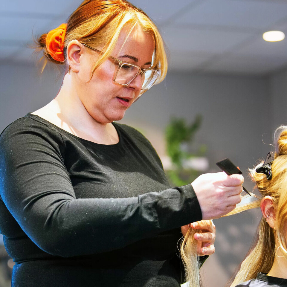 BELASTENDE YRKE: Frisør og tillitsvalgt Kaja Aga Gaarder tar smertestillende for å klare arbeidsdagen. Etter en bilulykke har hun daglige smerter. Men hun tok smertestillende på jobb også før ulykken. Her fikser hun håret til Victoria Gjone. BELASTENDE YRKE: Frisør og tillitsvalgt Kaja Aga Gaarder tar smertestillende for å klare arbeidsdagen. Etter en bilulykke har hun daglige smerter. Men hun tok smertestillende på jobb også før ulykken. Her fikser hun håret til Victoria Gjone.