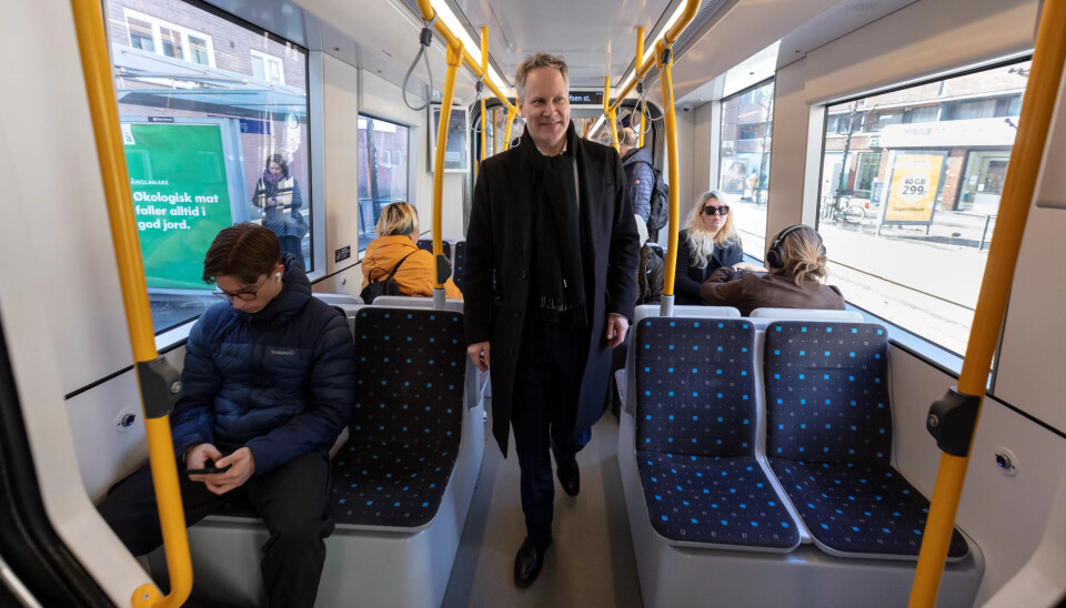 FØRSTE TUR: Det ble samferdselsminister Jon-Ivar Nygårds aller første tur med den nye trikken. FØRSTE TUR: Det ble samferdselsminister Jon-Ivar Nygårds aller første tur med den nye trikken.