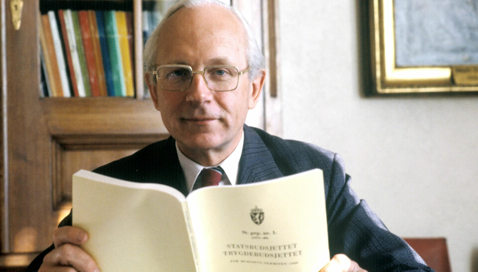 Per Kleppe (A) var handelsminister i perioden 1971-1972, finansminister 1973-1979 og planleggingsminister 1979-1981. Her er han med statsbudsjettet for 1979 i hendene. Per Kleppe (A) var handelsminister i perioden 1971-1972, finansminister 1973-1979 og planleggingsminister 1979-1981. Her er han med statsbudsjettet for 1979 i hendene.