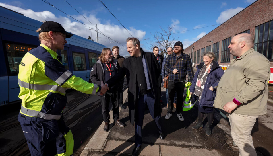 SISTE STOPP GREFSEN: Mekaniker Harald Jeppesen er dagen guide gjennom verkstedhallen. Han tar imot samferdselsministeren. Nest til høyre, påtroppende konsernsjef Birte Sjule sammen med resten av OSA-styret. SISTE STOPP GREFSEN: Mekaniker Harald Jeppesen er dagen guide gjennom verkstedhallen. Han tar imot samferdselsministeren. Nest til høyre, påtroppende konsernsjef Birte Sjule sammen med resten av OSA-styret.