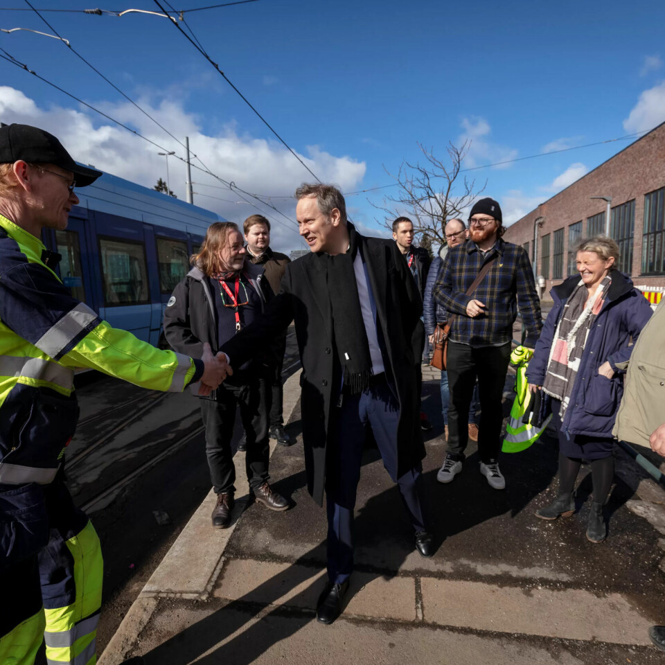 SISTE STOPP GREFSEN: Mekaniker Harald Jeppesen er dagen guide gjennom verkstedhallen. Han tar imot samferdselsministeren. Nest til høyre, påtroppende konsernsjef Birte Sjule sammen med resten av OSA-styret. SISTE STOPP GREFSEN: Mekaniker Harald Jeppesen er dagen guide gjennom verkstedhallen. Han tar imot samferdselsministeren. Nest til høyre, påtroppende konsernsjef Birte Sjule sammen med resten av OSA-styret.