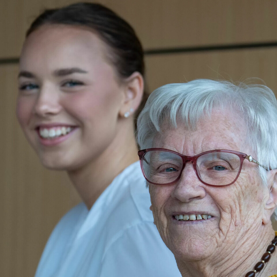 Helsefagarbeiderlæring Martha Turøy og beboer på Bømlo helsehus Bertha Halleraker. Helsefagarbeiderlæring Martha Turøy og beboer på Bømlo helsehus Bertha Halleraker.
