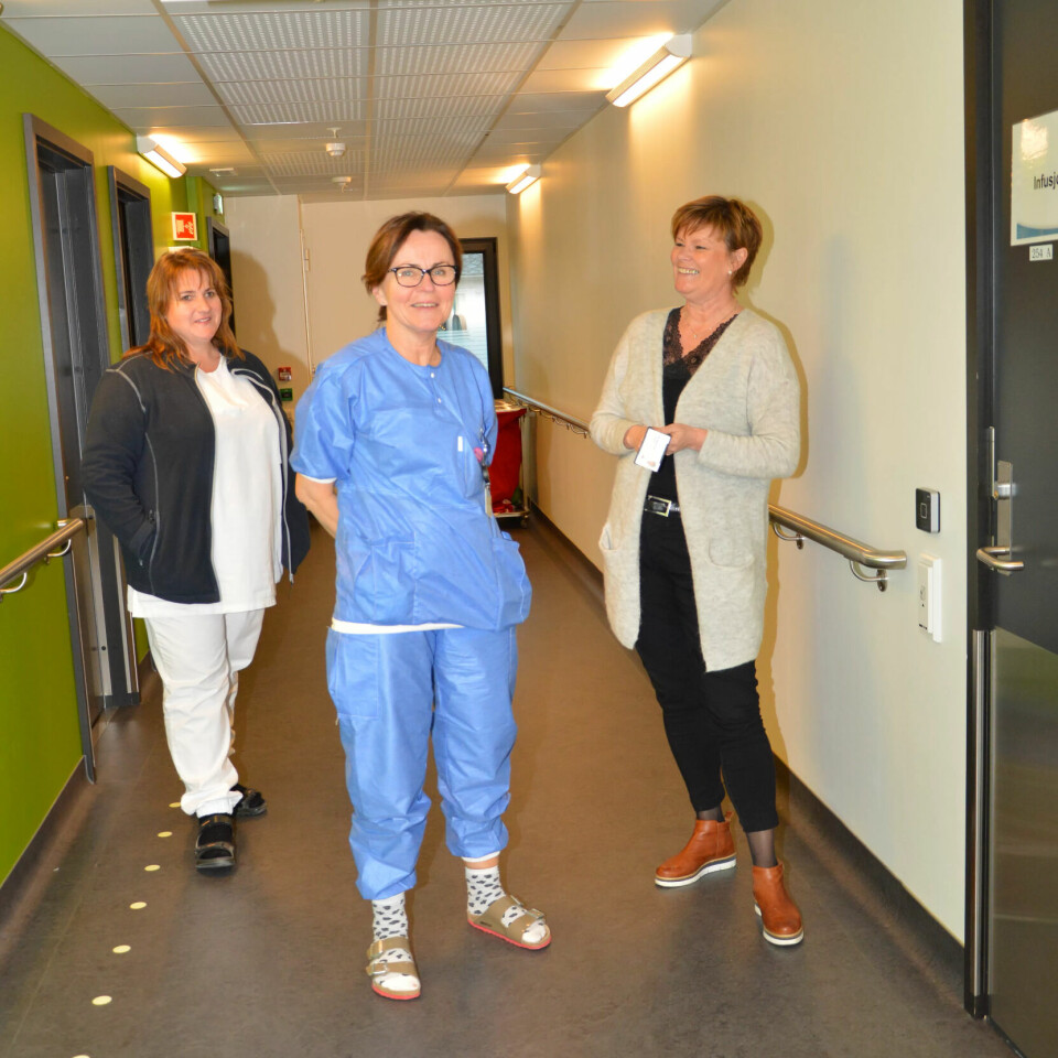 Tillitsvalgte i ryggen: Anne Marthe Reinertsen er glad Fagforbundets tillitsvalgte Sølvi Irene Haugen (bak) og Åse Helene Tvedt, støttet henne da det sto på som værst. Tillitsvalgte i ryggen: Anne Marthe Reinertsen er glad Fagforbundets tillitsvalgte Sølvi Irene Haugen (bak) og Åse Helene Tvedt, støttet henne da det sto på som værst.