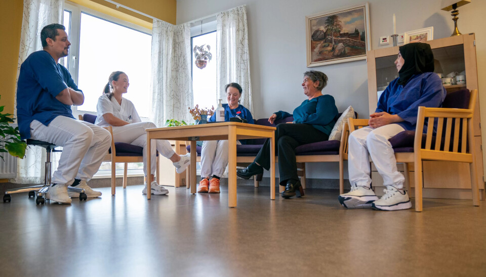 KOLLEGER: Tid for rapport på avdelingen. Fra venstre; lærling Ayham Alhwaish, Martha Turøy, helsefagarbeider Laila I. Hovland, avdelingsleiar Chatrin Pedersen Risøy og ringevikar Anoud Aldeeia. Martha Turøys engasjement for y-veien har smittet over på flere kolleger og andre lærlinger. KOLLEGER: Tid for rapport på avdelingen. Fra venstre; lærling Ayham Alhwaish, Martha Turøy, helsefagarbeider Laila I. Hovland, avdelingsleiar Chatrin Pedersen Risøy og ringevikar Anoud Aldeeia. Martha Turøys engasjement for y-veien har smittet over på flere kolleger og andre lærlinger.