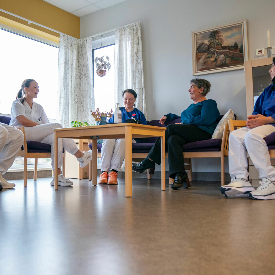 KOLLEGER: Tid for rapport på avdelingen. Fra venstre; lærling Ayham Alhwaish, Martha Turøy, helsefagarbeider Laila I. Hovland, avdelingsleiar Chatrin Pedersen Risøy og ringevikar Anoud Aldeeia. Martha Turøys engasjement for y-veien har smittet over på flere kolleger og andre lærlinger. KOLLEGER: Tid for rapport på avdelingen. Fra venstre; lærling Ayham Alhwaish, Martha Turøy, helsefagarbeider Laila I. Hovland, avdelingsleiar Chatrin Pedersen Risøy og ringevikar Anoud Aldeeia. Martha Turøys engasjement for y-veien har smittet over på flere kolleger og andre lærlinger.