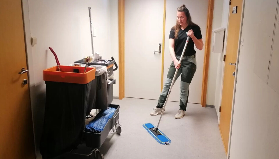 Mange renholdere føler seg stigmatiserte, ifølge Rebecca. Derfor ender de ofte med å ta lunsjen i kjelleren. Mange renholdere føler seg stigmatiserte, ifølge Rebecca. Derfor ender de ofte med å ta lunsjen i kjelleren.