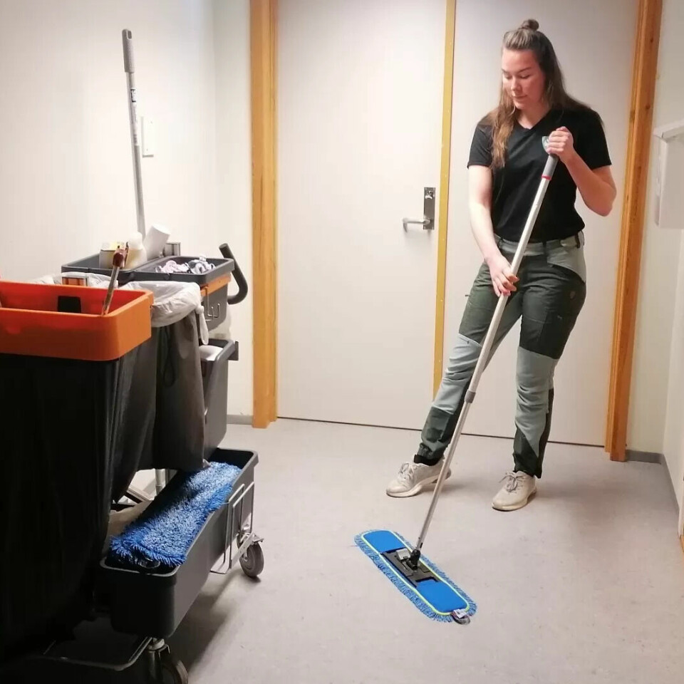Mange renholdere føler seg stigmatiserte, ifølge Rebecca. Derfor ender de ofte med å ta lunsjen i kjelleren. Mange renholdere føler seg stigmatiserte, ifølge Rebecca. Derfor ender de ofte med å ta lunsjen i kjelleren.