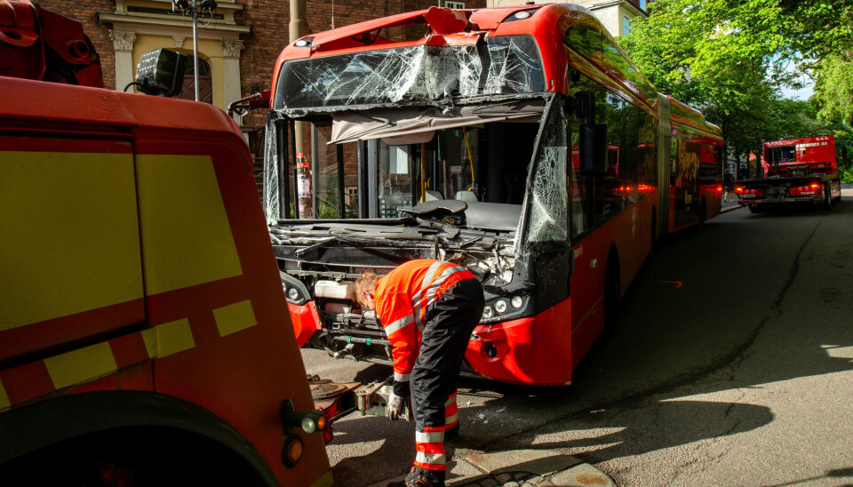 FARLIG ARBEIDSPLASS: Mellom 2013 og 2022 ble 963 bussjåfører drept eller alvorlig skadet i frontkollisjoner. Tallene kunne vært langt lavere om bussene hadde vært sikrere, viser en rapport fra Transportøkonomisk Institutt. FARLIG ARBEIDSPLASS: Mellom 2013 og 2022 ble 963 bussjåfører drept eller alvorlig skadet i frontkollisjoner. Tallene kunne vært langt lavere om bussene hadde vært sikrere, viser en rapport fra Transportøkonomisk Institutt.