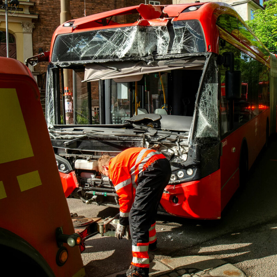 FARLIG ARBEIDSPLASS: Mellom 2013 og 2022 ble 963 bussjåfører drept eller alvorlig skadet i frontkollisjoner. Tallene kunne vært langt lavere om bussene hadde vært sikrere, viser en rapport fra Transportøkonomisk Institutt. FARLIG ARBEIDSPLASS: Mellom 2013 og 2022 ble 963 bussjåfører drept eller alvorlig skadet i frontkollisjoner. Tallene kunne vært langt lavere om bussene hadde vært sikrere, viser en rapport fra Transportøkonomisk Institutt.