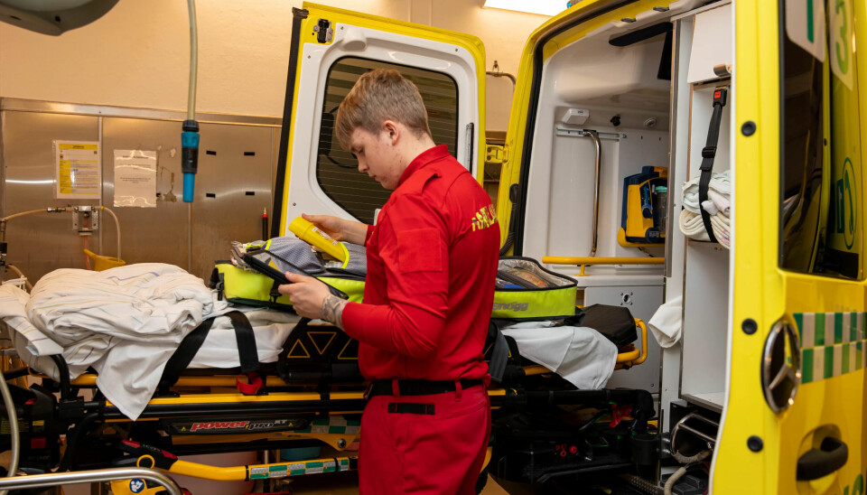 TRANGBODD: Kun to av ambulansene får plass i garasjen, den tredje må stå ute. Men det er trangt om plassen inne også, båra får ikke hospitant Eivind Høydahl-Johansen tatt ut når ambulansen er parkert. TRANGBODD: Kun to av ambulansene får plass i garasjen, den tredje må stå ute. Men det er trangt om plassen inne også, båra får ikke hospitant Eivind Høydahl-Johansen tatt ut når ambulansen er parkert.