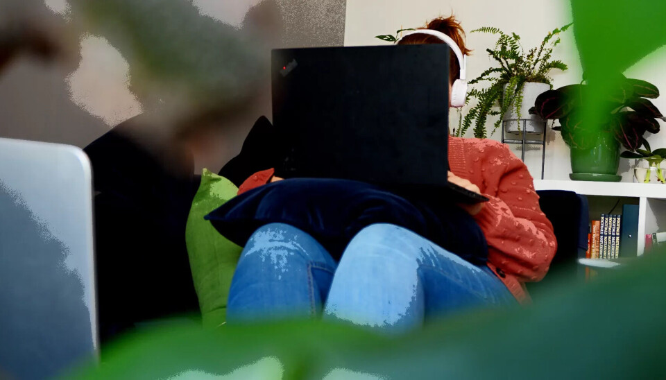 I en sofa i fra Skeidar…