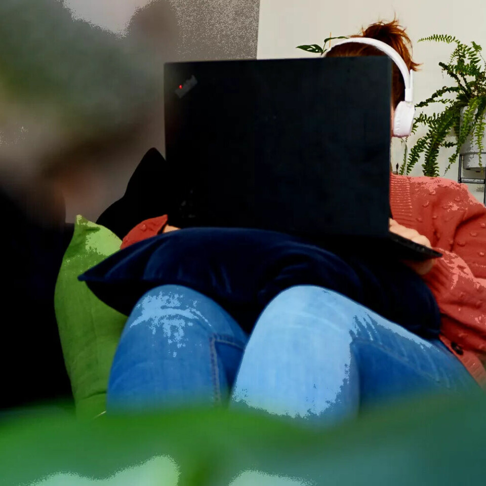 I en sofa i fra Skeidar…