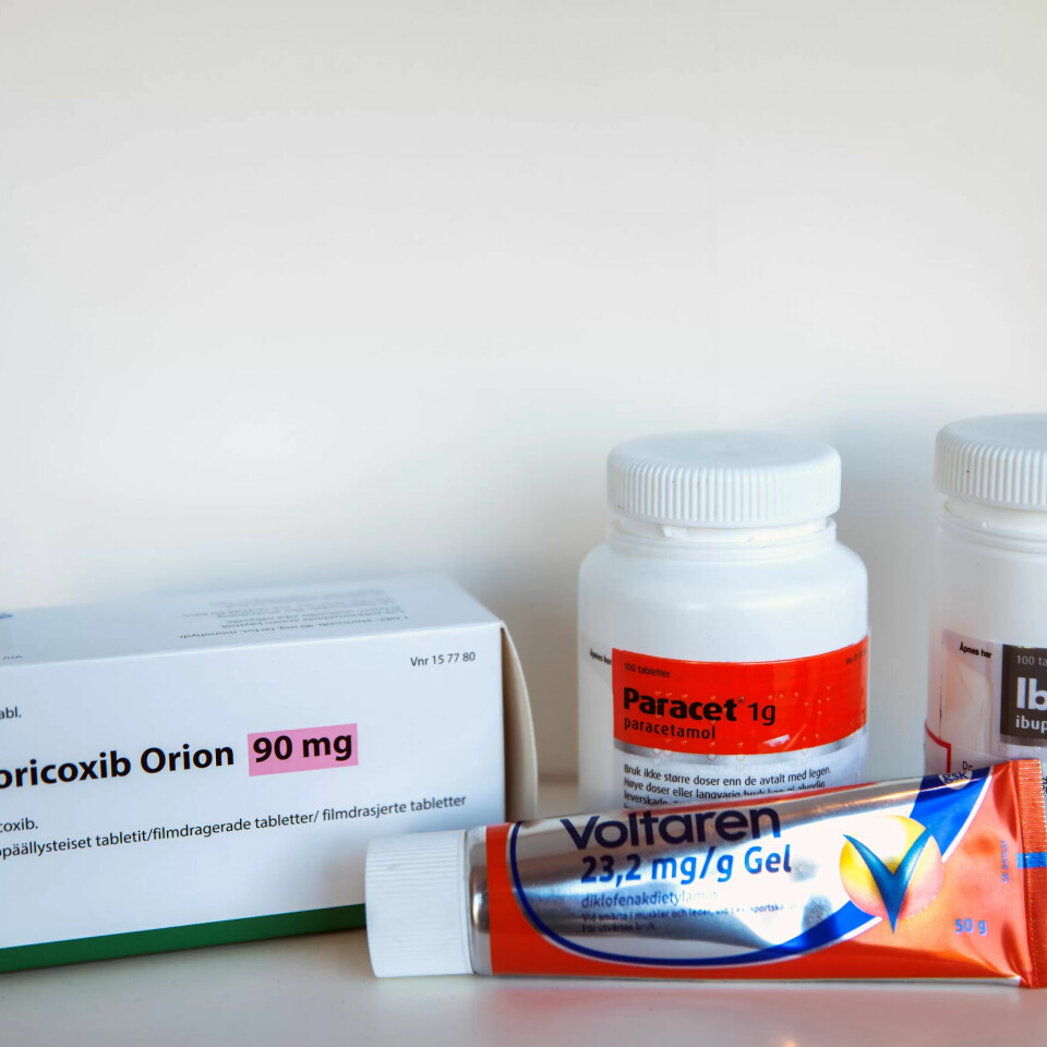 ARBEIDSVERKTØY: Paracet, Ibux og Voltaren er en nesten like naturlig del av arbeidshverdagen som saks og hårbørste for frisørene vi har snakket med. ARBEIDSVERKTØY: Paracet, Ibux og Voltaren er en nesten like naturlig del av arbeidshverdagen som saks og hårbørste for frisørene vi har snakket med.