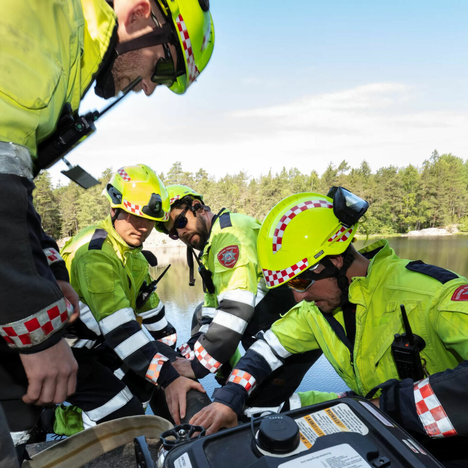 KLAR: Pumpa er klar. Straks skal litervis av Molbekktjernet pøses ut i skogen. Det er tid for å teste utstyr og ferdigheter. KLAR: Pumpa er klar. Straks skal litervis av Molbekktjernet pøses ut i skogen. Det er tid for å teste utstyr og ferdigheter.