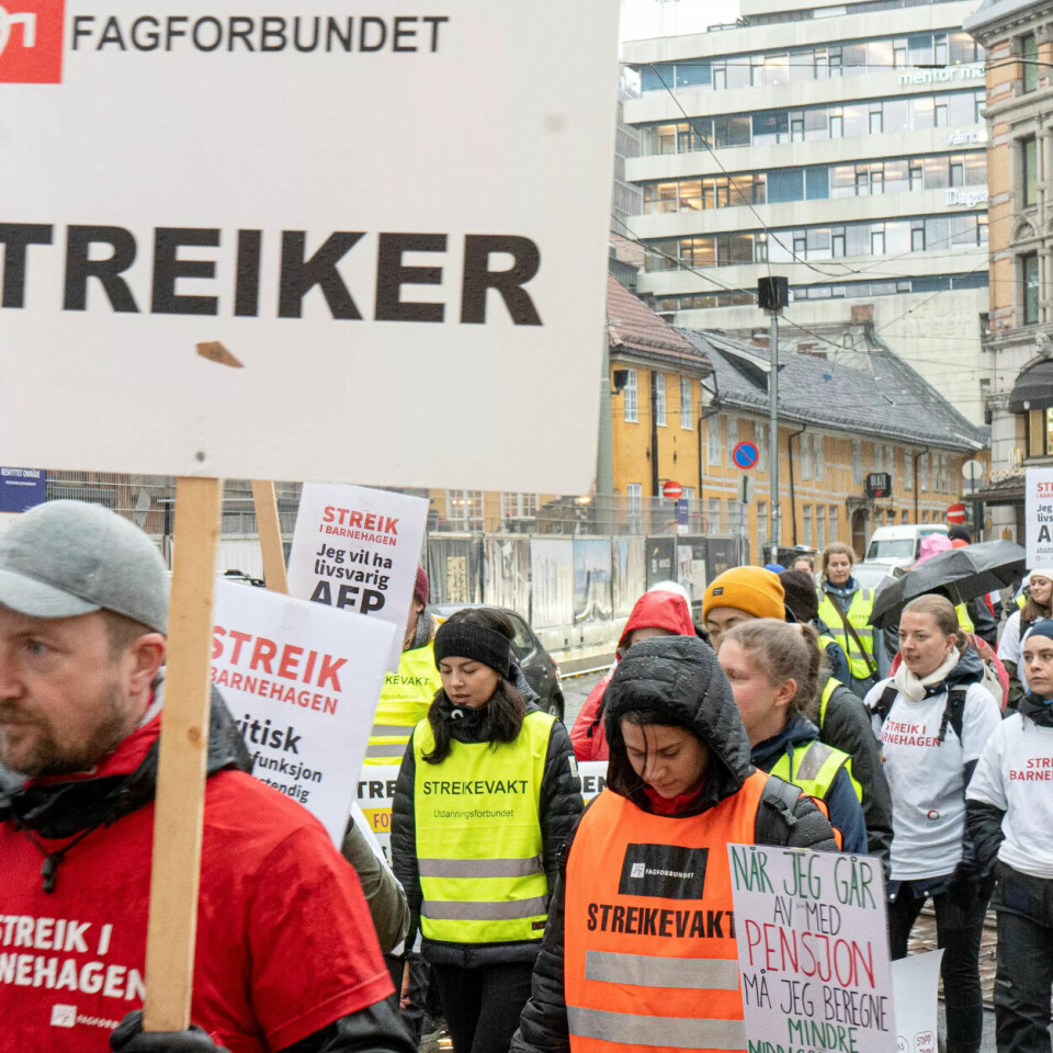 STOR STREIKEVILJE: Streikemarkering i Oslo 2. november. Streiketoget går gjennom Møllergata i Oslo, på vei mot Eidsvolls plass. STOR STREIKEVILJE: Streikemarkering i Oslo 2. november. Streiketoget går gjennom Møllergata i Oslo, på vei mot Eidsvolls plass.