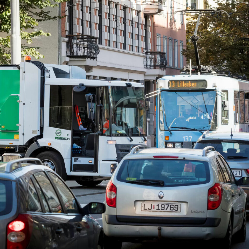 FULL STOPP: Trikkene sto i kø mens stressede renovatører løp fram og tilbake mellom bruksanvisning på nettbrett og styringsknapper. De fleste hadde problemer med mekanismene på de nye bilene. Veireno mener alle har fått korrekt opplæring. FULL STOPP: Trikkene sto i kø mens stressede renovatører løp fram og tilbake mellom bruksanvisning på nettbrett og styringsknapper. De fleste hadde problemer med mekanismene på de nye bilene. Veireno mener alle har fått korrekt opplæring.