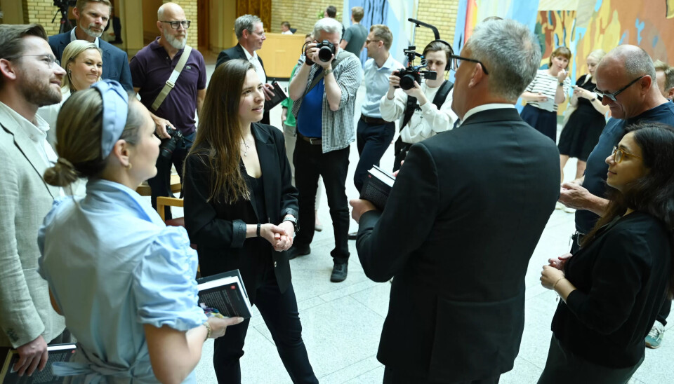 Inga Strümke flankert av politikere fra ulike partier. Strümke ville gjerne vite hvilke tanker politikerne gjorde seg om KI. Inga Strümke flankert av politikere fra ulike partier. Strümke ville gjerne vite hvilke tanker politikerne gjorde seg om KI.