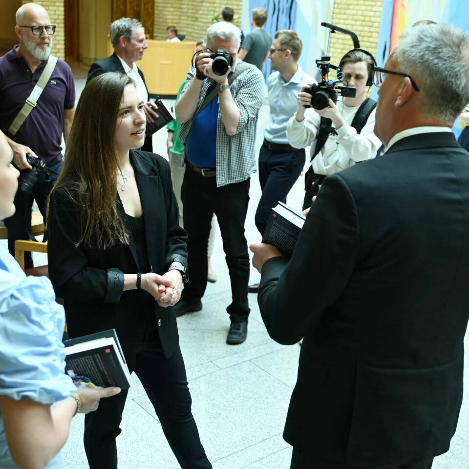 Inga Strümke flankert av politikere fra ulike partier. Strümke ville gjerne vite hvilke tanker politikerne gjorde seg om KI. Inga Strümke flankert av politikere fra ulike partier. Strümke ville gjerne vite hvilke tanker politikerne gjorde seg om KI.
