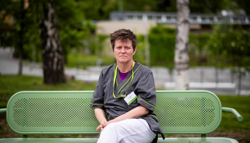 SØVNLØST: Teamleder på Ullernhjemmet, Gry Mørkrid (51), håper virksomhetsoverdragelsen vil gå søvnløst for beboernes del. – De bryr seg jo ikke om hvem som skal lønne oss, sier hun. SØVNLØST: Teamleder på Ullernhjemmet, Gry Mørkrid (51), håper virksomhetsoverdragelsen vil gå søvnløst for beboernes del. – De bryr seg jo ikke om hvem som skal lønne oss, sier hun.