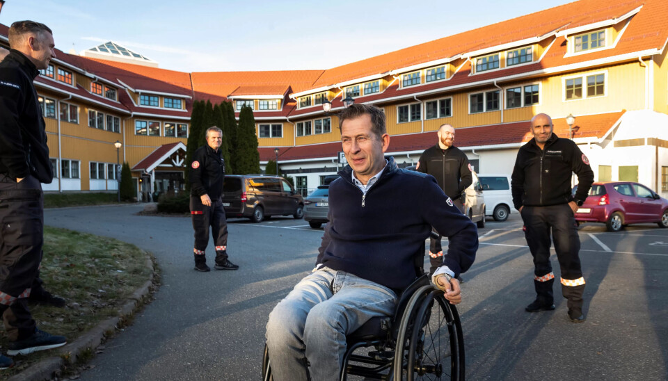 KOLLEGER: Da vaktlaget på brannstasjonen i Sarpsborg fikk høre om at Jan Olav skulle holde foredrag om garasjebrannen der han knakk nakken, så stilte alle opp og tok med seg utrykningsbil. KOLLEGER: Da vaktlaget på brannstasjonen i Sarpsborg fikk høre om at Jan Olav skulle holde foredrag om garasjebrannen der han knakk nakken, så stilte alle opp og tok med seg utrykningsbil.