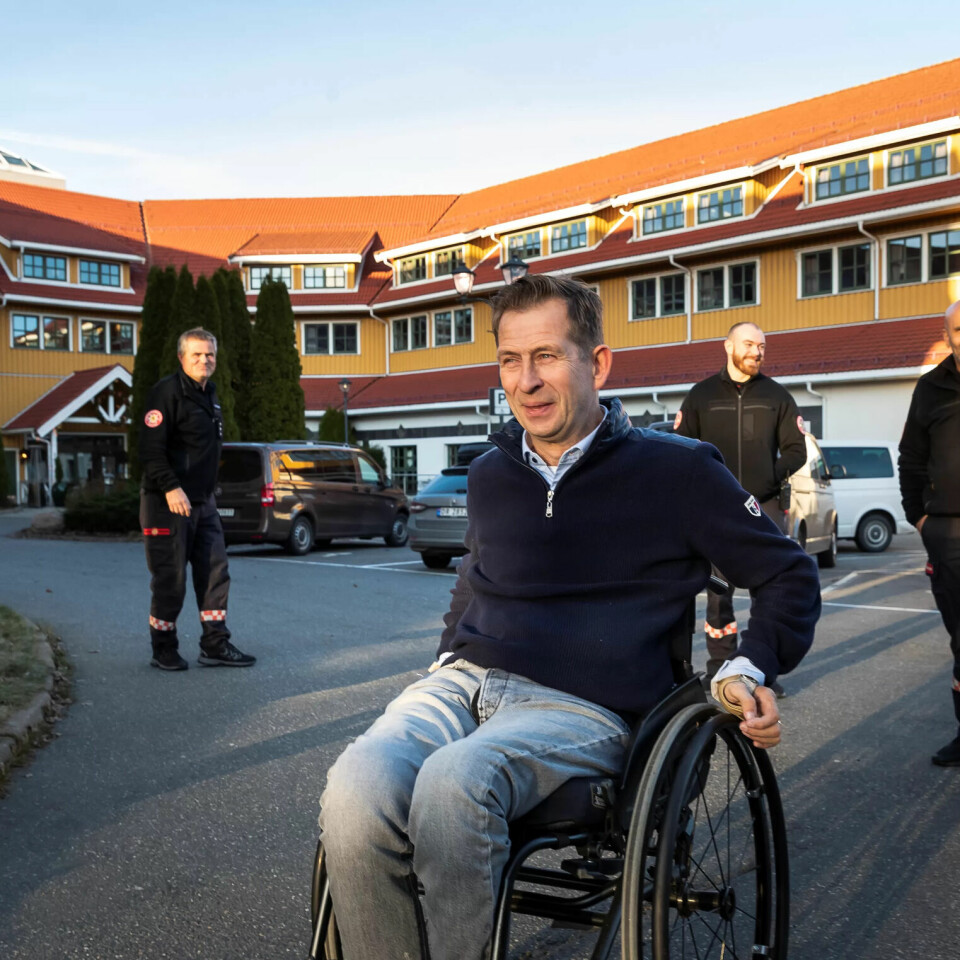 KOLLEGER: Da vaktlaget på brannstasjonen i Sarpsborg fikk høre om at Jan Olav skulle holde foredrag om garasjebrannen der han knakk nakken, så stilte alle opp og tok med seg utrykningsbil. KOLLEGER: Da vaktlaget på brannstasjonen i Sarpsborg fikk høre om at Jan Olav skulle holde foredrag om garasjebrannen der han knakk nakken, så stilte alle opp og tok med seg utrykningsbil.