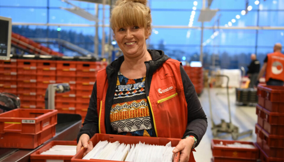 SPRER GLEDE: – At det sendes rekordmye julekort og brev i disse dager, synes jeg er kjempekoselig. Tenk så mye glede disse håndskrevne brevene kommer til å spre ute blant mottakerne, smiler Toril Haustveit. SPRER GLEDE: – At det sendes rekordmye julekort og brev i disse dager, synes jeg er kjempekoselig. Tenk så mye glede disse håndskrevne brevene kommer til å spre ute blant mottakerne, smiler Toril Haustveit.
