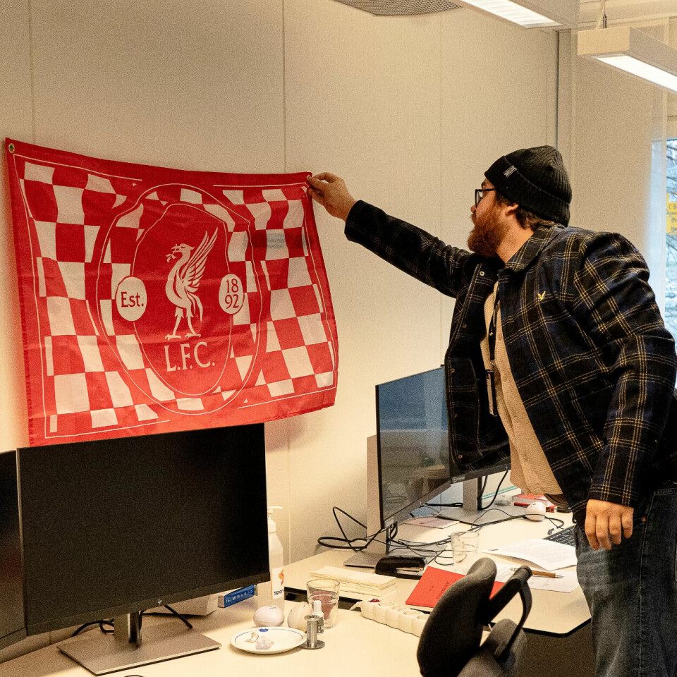 FLAGGER HØYT: Sores retter på Liverpool-banneret som henger over pultene på fagforeningskontoret til Oslo Sporveiers Arbeiderforening. Nå ber han medlemmene om å skru av tv-en under VM. FLAGGER HØYT: Sores retter på Liverpool-banneret som henger over pultene på fagforeningskontoret til Oslo Sporveiers Arbeiderforening. Nå ber han medlemmene om å skru av tv-en under VM.