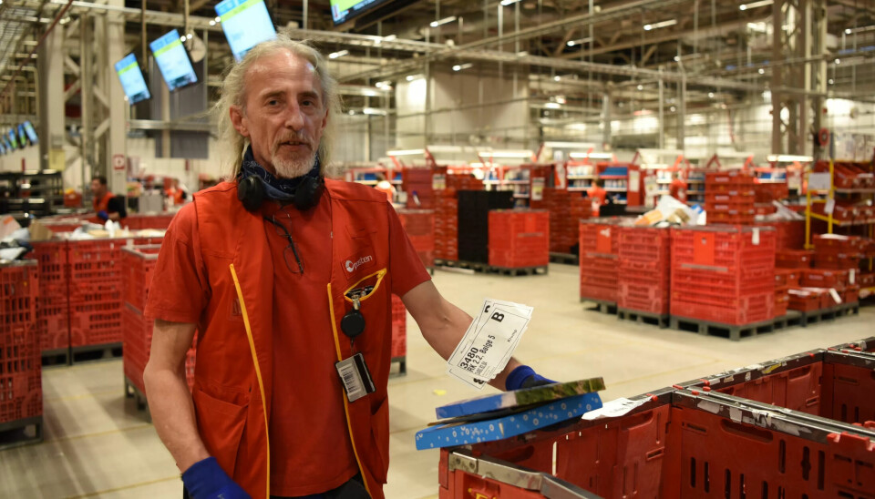 KJENNER DET PÅ KROPPEN: – For oss som har jobbet her noen år, så skjer det noe i kroppen når man nærmer seg desember. Jeg liker denne tida. Jula er artig, og vi føler at jobben er ekstra viktig – noe vi har kjent ekstra mye på i år grunnet koronaen. Men i jula gjelder det liksom litt ekstra, sier James Kokstad som med 40 års fartstid kan betegne seg som veteran i Postens rekker. KJENNER DET PÅ KROPPEN: – For oss som har jobbet her noen år, så skjer det noe i kroppen når man nærmer seg desember. Jeg liker denne tida. Jula er artig, og vi føler at jobben er ekstra viktig – noe vi har kjent ekstra mye på i år grunnet koronaen. Men i jula gjelder det liksom litt ekstra, sier James Kokstad som med 40 års fartstid kan betegne seg som veteran i Postens rekker.