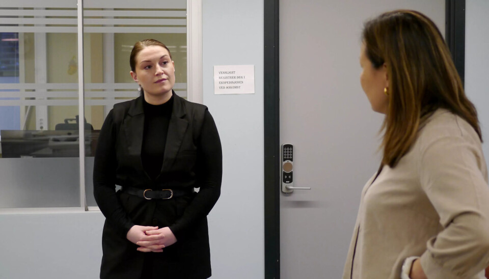 VAR PÅ JOBB: Gåsterud (t.v.) var selv var hun på jobb i en annen etasje da hun så det kom mange politibiler og ambulanser til stedet den 23. november i fjor. – Vi fikk etter hvert beskjed om å holde oss i vår etasje til situasjonen var avklart. Det var skremmende, forteller Gåsterud. VAR PÅ JOBB: Gåsterud (t.v.) var selv var hun på jobb i en annen etasje da hun så det kom mange politibiler og ambulanser til stedet den 23. november i fjor. – Vi fikk etter hvert beskjed om å holde oss i vår etasje til situasjonen var avklart. Det var skremmende, forteller Gåsterud.