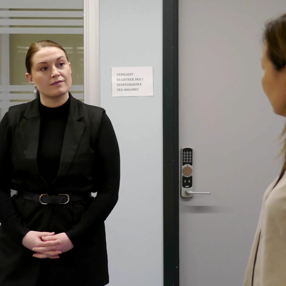 VAR PÅ JOBB: Gåsterud (t.v.) var selv var hun på jobb i en annen etasje da hun så det kom mange politibiler og ambulanser til stedet den 23. november i fjor. – Vi fikk etter hvert beskjed om å holde oss i vår etasje til situasjonen var avklart. Det var skremmende, forteller Gåsterud. VAR PÅ JOBB: Gåsterud (t.v.) var selv var hun på jobb i en annen etasje da hun så det kom mange politibiler og ambulanser til stedet den 23. november i fjor. – Vi fikk etter hvert beskjed om å holde oss i vår etasje til situasjonen var avklart. Det var skremmende, forteller Gåsterud.