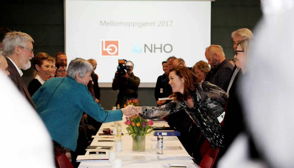 Og med dette håndtrykket er lønnsoppgjøret igang. Og med dette håndtrykket er lønnsoppgjøret igang.