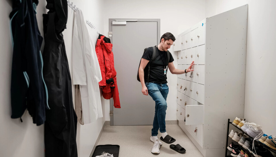 UNIFORM: Vakten varer fra 22.30 til 8.30. Han bytter til Happy Flopps når han kommer på jobb. UNIFORM: Vakten varer fra 22.30 til 8.30. Han bytter til Happy Flopps når han kommer på jobb.
