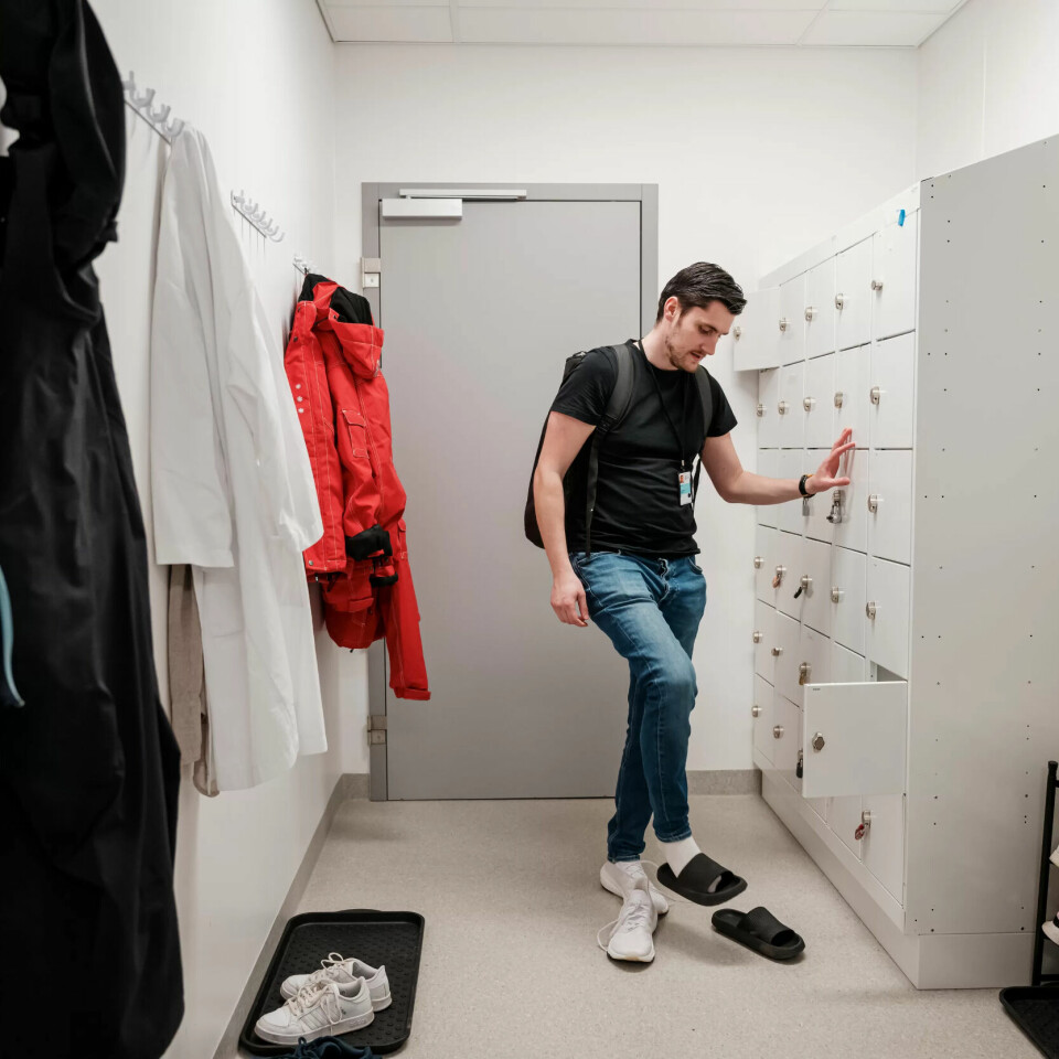 UNIFORM: Vakten varer fra 22.30 til 8.30. Han bytter til Happy Flopps når han kommer på jobb. UNIFORM: Vakten varer fra 22.30 til 8.30. Han bytter til Happy Flopps når han kommer på jobb.