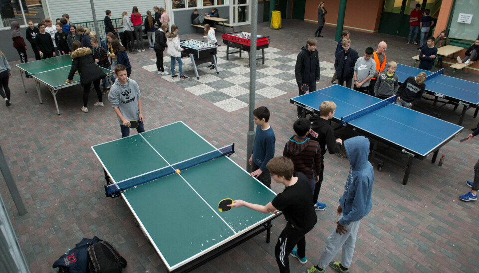 POPULÆRT TILBUD: Det er ikke alle elevene som liker å sitte rolig i friminittet på Gjesdal ungdomsskole. De søker hit til bordtennisbordene. POPULÆRT TILBUD: Det er ikke alle elevene som liker å sitte rolig i friminittet på Gjesdal ungdomsskole. De søker hit til bordtennisbordene.