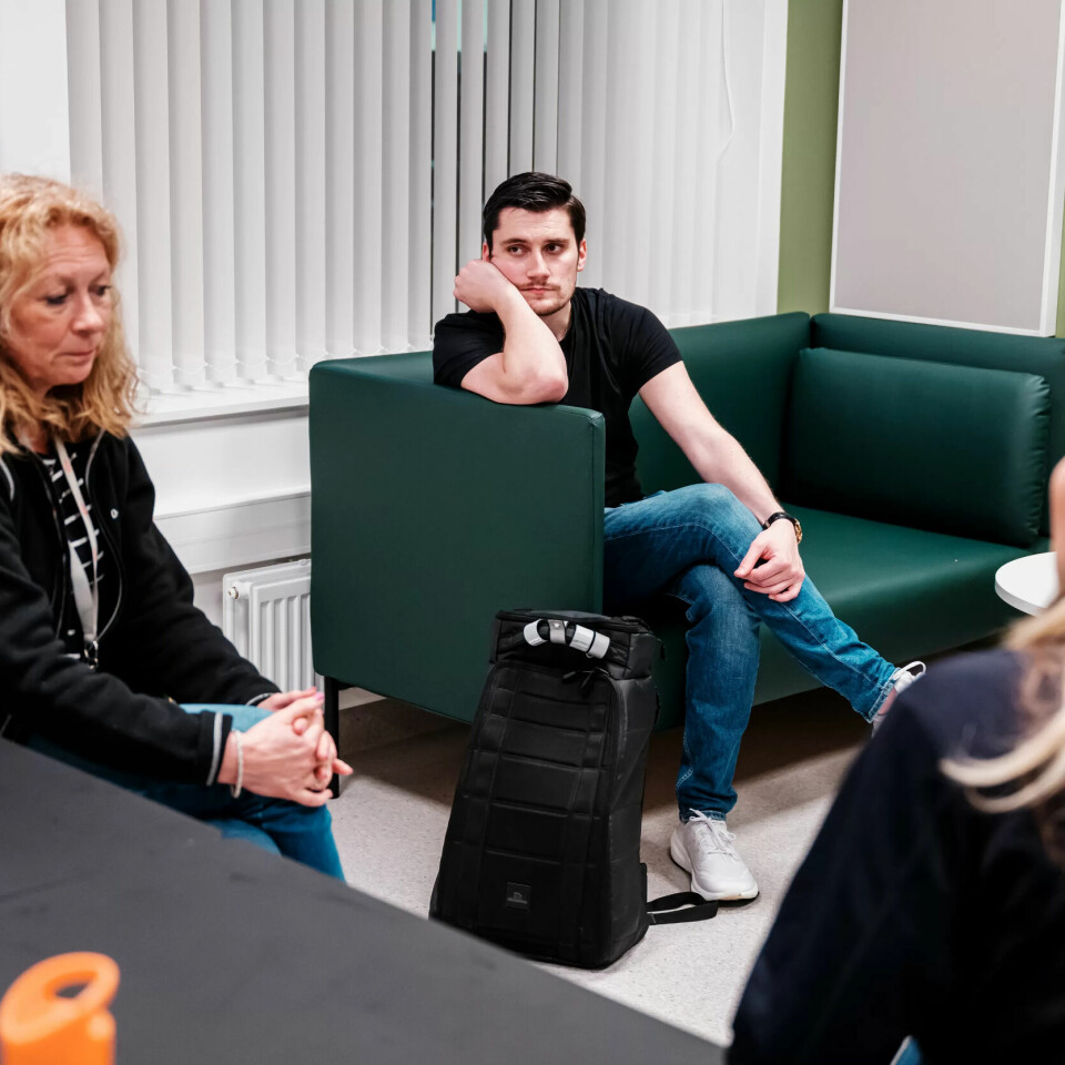 KOLLEGAPRAT: Daniel Pozo Helmersen hører fra kollegene hva som er skjedd før han kom på vakt. KOLLEGAPRAT: Daniel Pozo Helmersen hører fra kollegene hva som er skjedd før han kom på vakt.