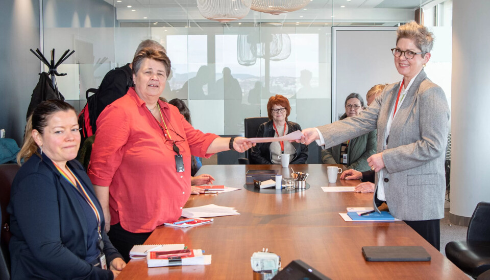 Leder Gerd Øiahals i Fagforbundet Post og finans (nr. to f.v.) og konserndirektør Nina Christin Yttervik (t.h.) i Posten Bring har blitt enige i de lokale forhandlingene. Leder Gerd Øiahals i Fagforbundet Post og finans (nr. to f.v.) og konserndirektør Nina Christin Yttervik (t.h.) i Posten Bring har blitt enige i de lokale forhandlingene.